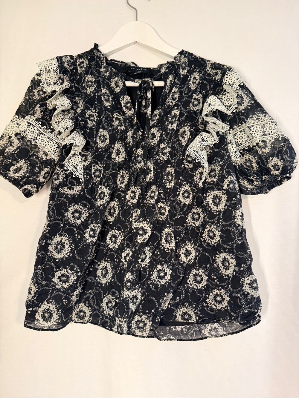 Current Air Black & Ivory Floral Lace Ruffle Blouse | XS Lined